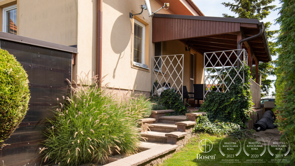 BOSEN | Na predaj priestranný rodinný dom s bazénom a saunou v obci Trhová Hradská