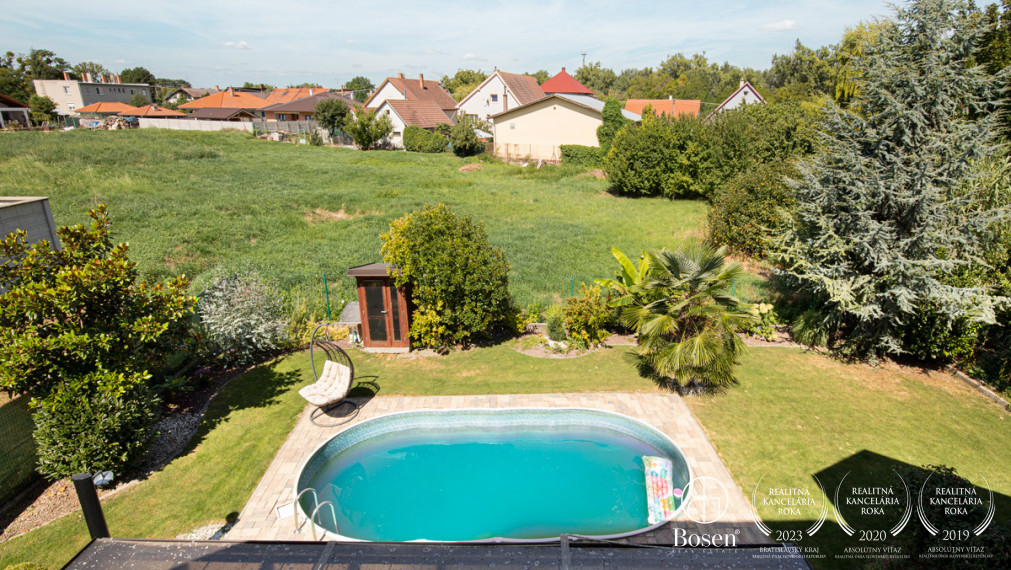 BOSEN | Na predaj priestranný rodinný dom s bazénom a saunou v obci Trhová Hradská