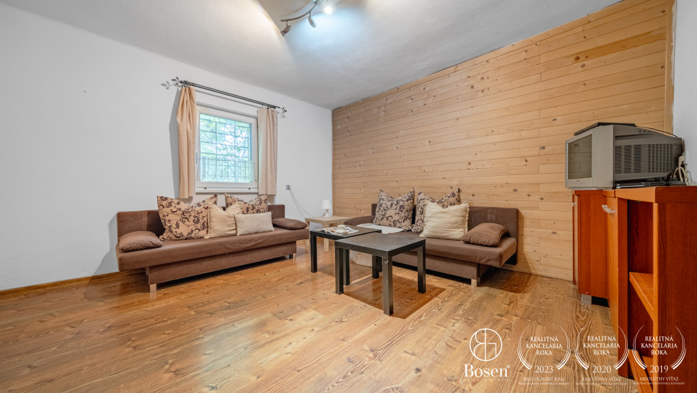 Chalupa pod lesom na Predaj Smolenice časť Jahodník