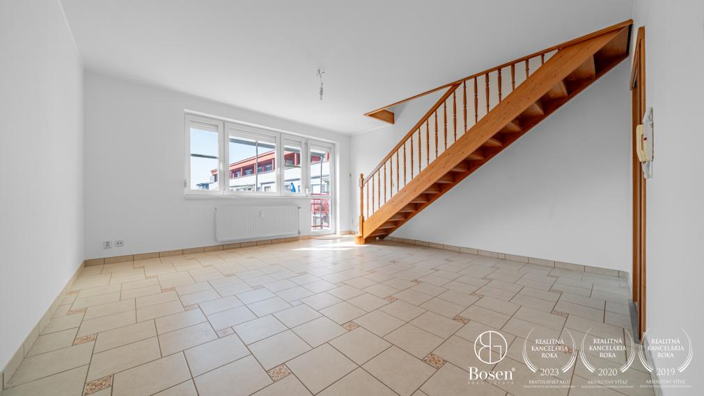 BOSEN | REZERVOVANE Priestranný 3-izbový mezanín s loggiou a garážovým státím v Ružinove, Seberíniho ulica