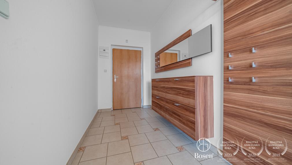 BOSEN | REZERVOVANE Priestranný 3-izbový mezanín s loggiou a garážovým státím v Ružinove, Seberíniho ulica