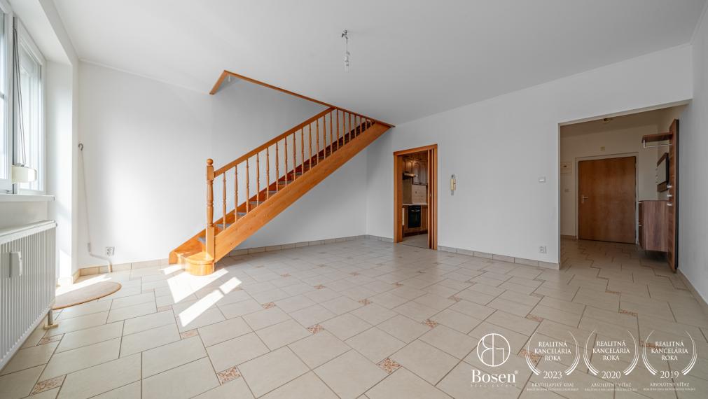 BOSEN | REZERVOVANE Priestranný 3-izbový mezanín s loggiou a garážovým státím v Ružinove, Seberíniho ulica