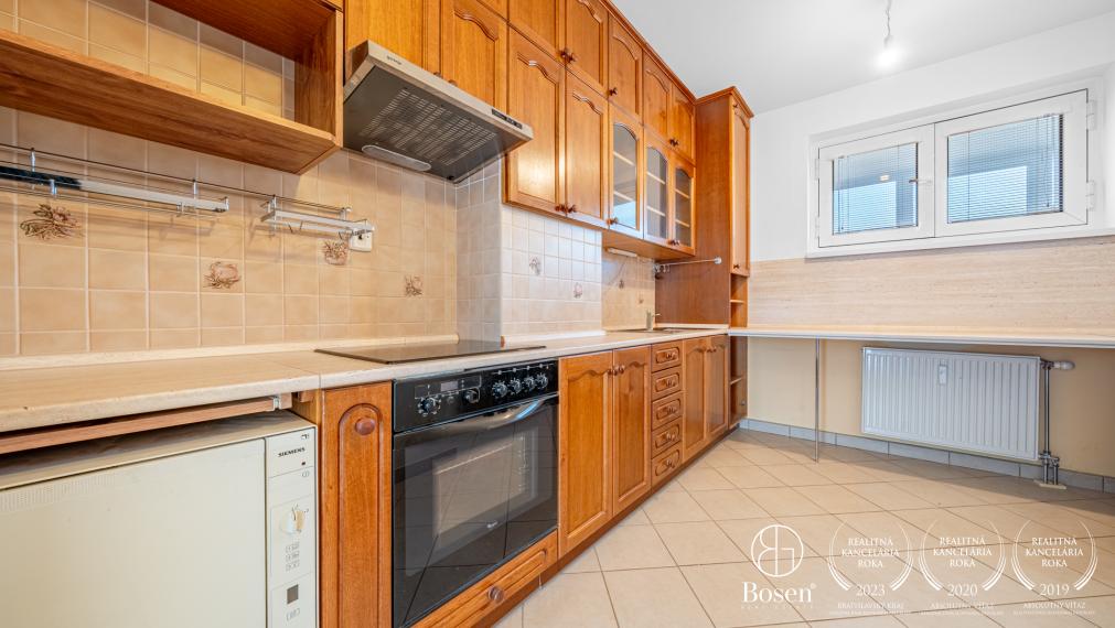 BOSEN | REZERVOVANE Priestranný 3-izbový mezanín s loggiou a garážovým státím v Ružinove, Seberíniho ulica