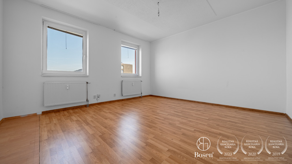 BOSEN | REZERVOVANE Priestranný 3-izbový mezanín s loggiou a garážovým státím v Ružinove, Seberíniho ulica