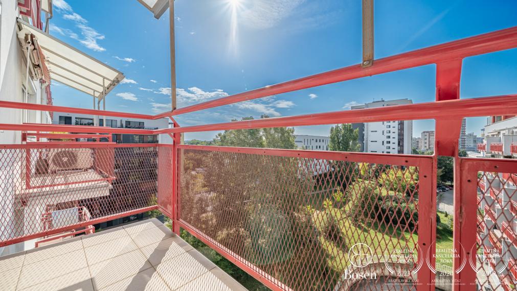 BOSEN | REZERVOVANE Priestranný 3-izbový mezanín s loggiou a garážovým státím v Ružinove, Seberíniho ulica