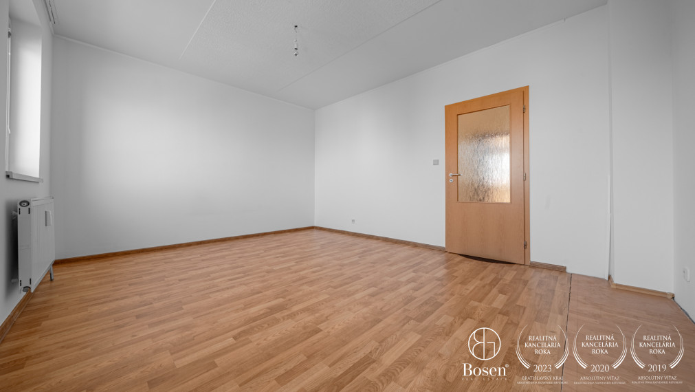 BOSEN | REZERVOVANE Priestranný 3-izbový mezanín s loggiou a garážovým státím v Ružinove, Seberíniho ulica