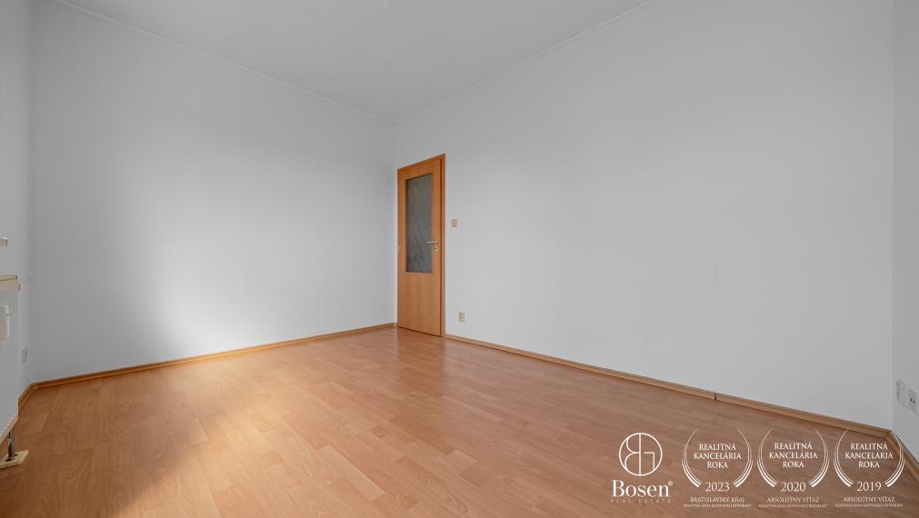 BOSEN | REZERVOVANE Priestranný 3-izbový mezanín s loggiou a garážovým státím v Ružinove, Seberíniho ulica