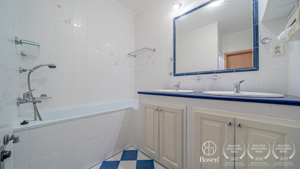 BOSEN | REZERVOVANE Priestranný 3-izbový mezanín s loggiou a garážovým státím v Ružinove, Seberíniho ulica