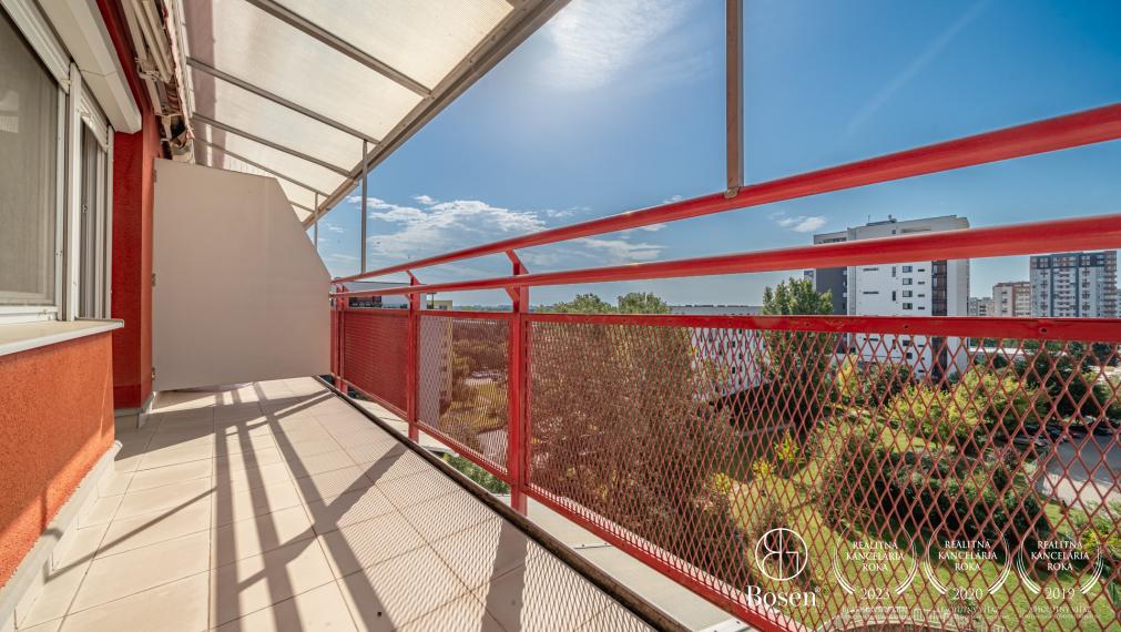 BOSEN | REZERVOVANE Priestranný 3-izbový mezanín s loggiou a garážovým státím v Ružinove, Seberíniho ulica