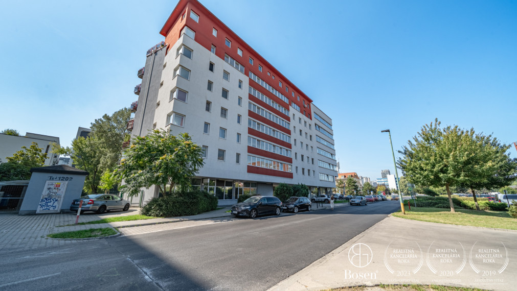 BOSEN | REZERVOVANE Priestranný 3-izbový mezanín s loggiou a garážovým státím v Ružinove, Seberíniho ulica