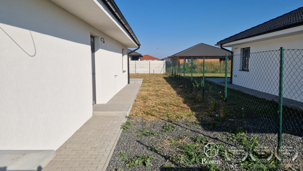 BOSEN | 3 IZB Rodinný dvojdom so záhradkou a vlastným parkovaním