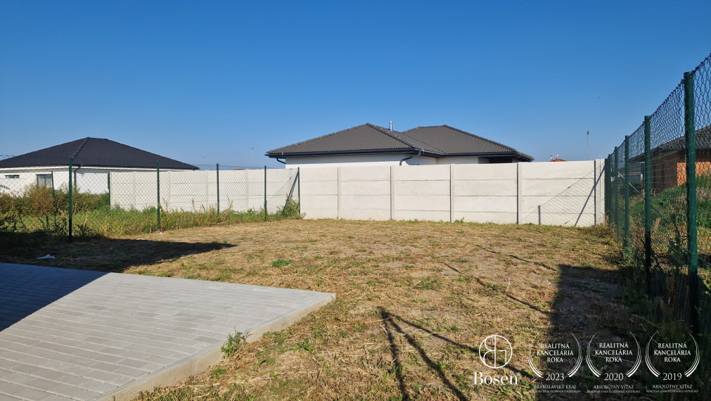 BOSEN | 3 IZB Rodinný dvojdom so záhradkou a vlastným parkovaním