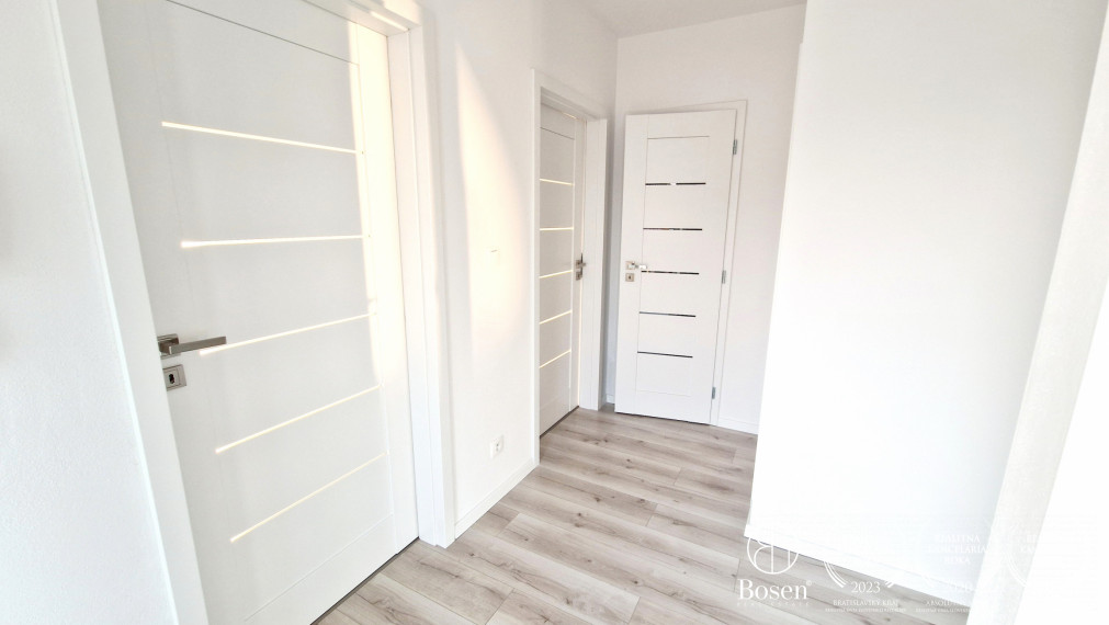 BOSEN | 3 IZB Rodinný dvojdom so záhradkou a vlastným parkovaním