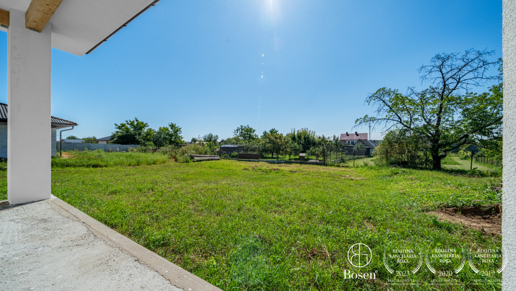 BOSEN |  Nadštandardný 4-izbový rodinný dom s garážou a terasou – Dojč