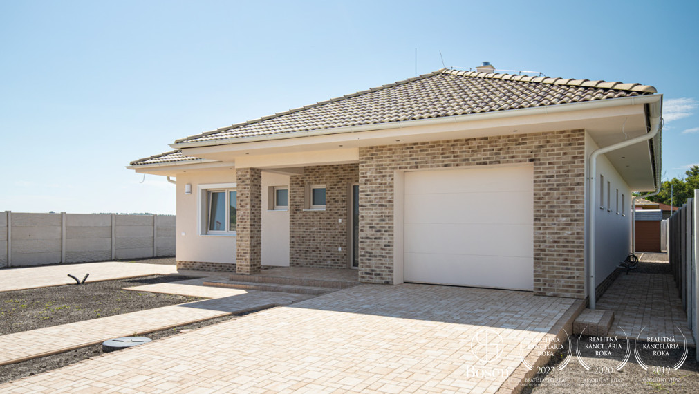 BOSEN | Dizajnový 4i RD s garážou v novom obytnom parku Čenkesfa v Povode