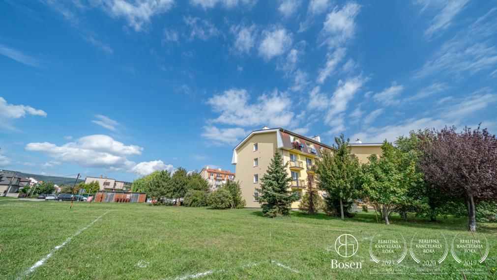 BOSEN | 3 izb.byt s výhladom, dva balkóny, Svätý Jur, Pri Štadióne, 82 m2