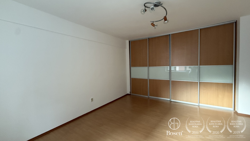 BOSEN | Veľký 2 izb.byt s oddelenou kuchyňou, vhodný pre viac ľudí, Šancová, 75 m2
