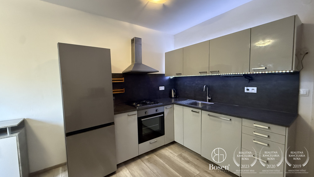 BOSEN | Veľký 2 izb.byt s oddelenou kuchyňou, vhodný pre viac ľudí, Šancová, 75 m2
