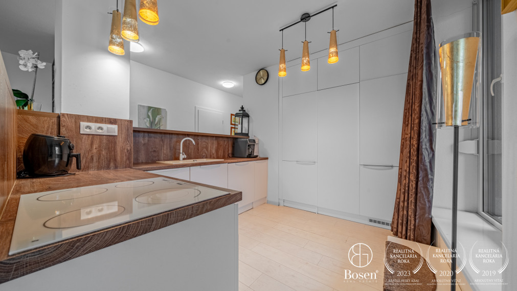 BOSEN | Slnečný byt na najvyššom poschodí s veľkou terasou a 2 parkovacími miestami -Galanta