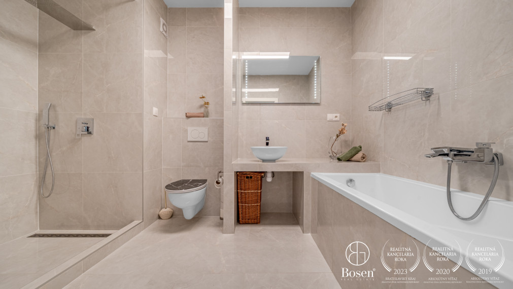 BOSEN | Slnečný byt na najvyššom poschodí s veľkou terasou a 2 parkovacími miestami -Galanta