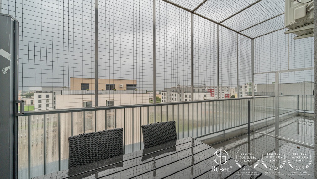 BOSEN | Slnečný byt na najvyššom poschodí s veľkou terasou a 2 parkovacími miestami -Galanta