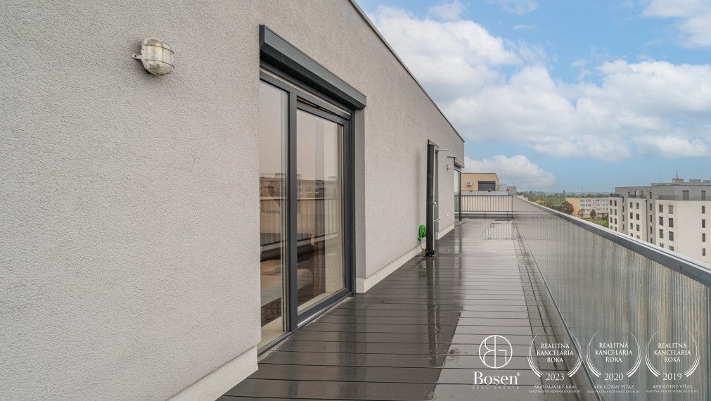 BOSEN | Slnečný byt na najvyššom poschodí s veľkou terasou a 2 parkovacími miestami -Galanta