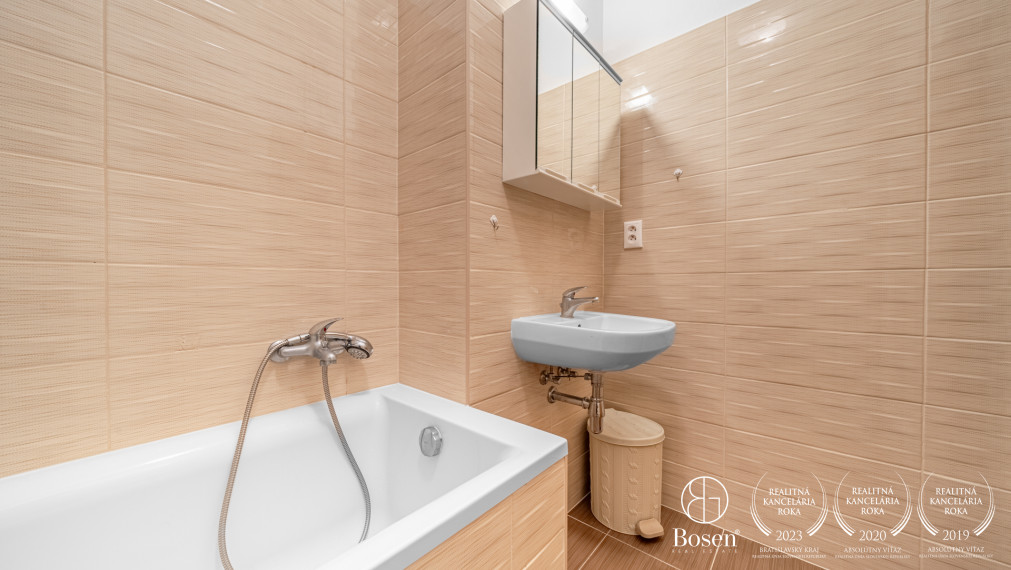 BOSEN | Prenájom 1-izbový byt s parkovacím statím v garáži Slovenský Grob