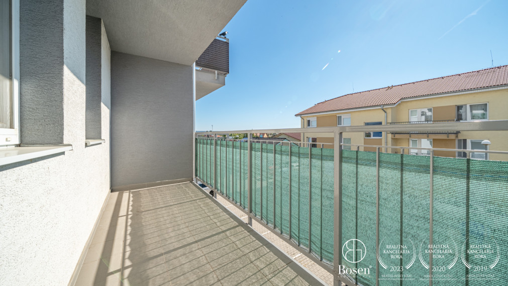 BOSEN | Prenájom 1-izbový byt s parkovacím statím v garáži Slovenský Grob