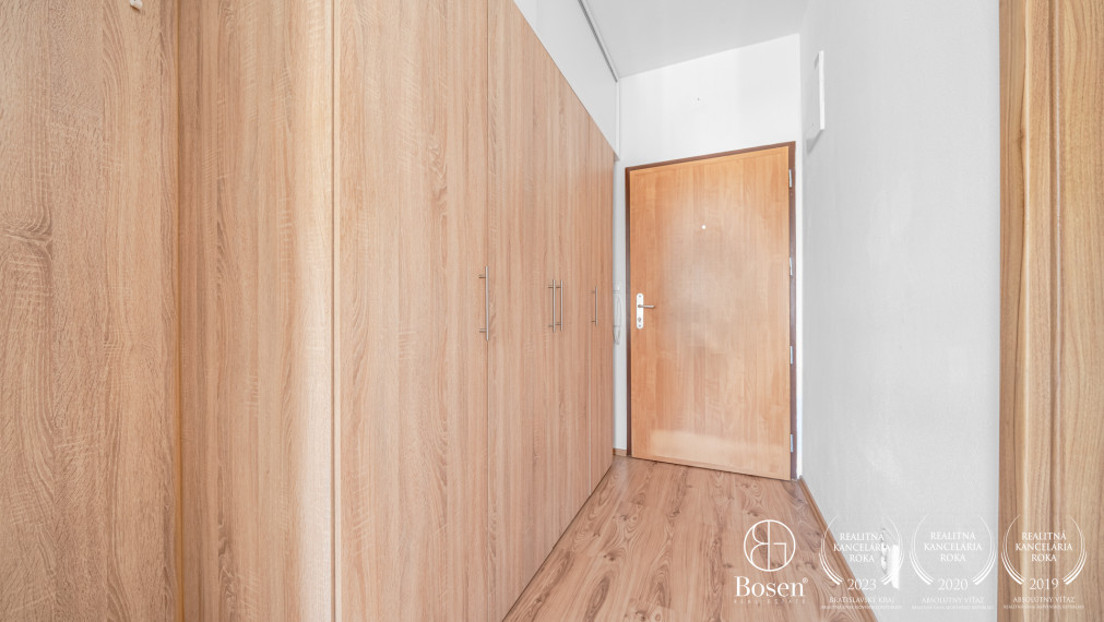 BOSEN | Prenájom 1-izbový byt s parkovacím statím v garáži Slovenský Grob