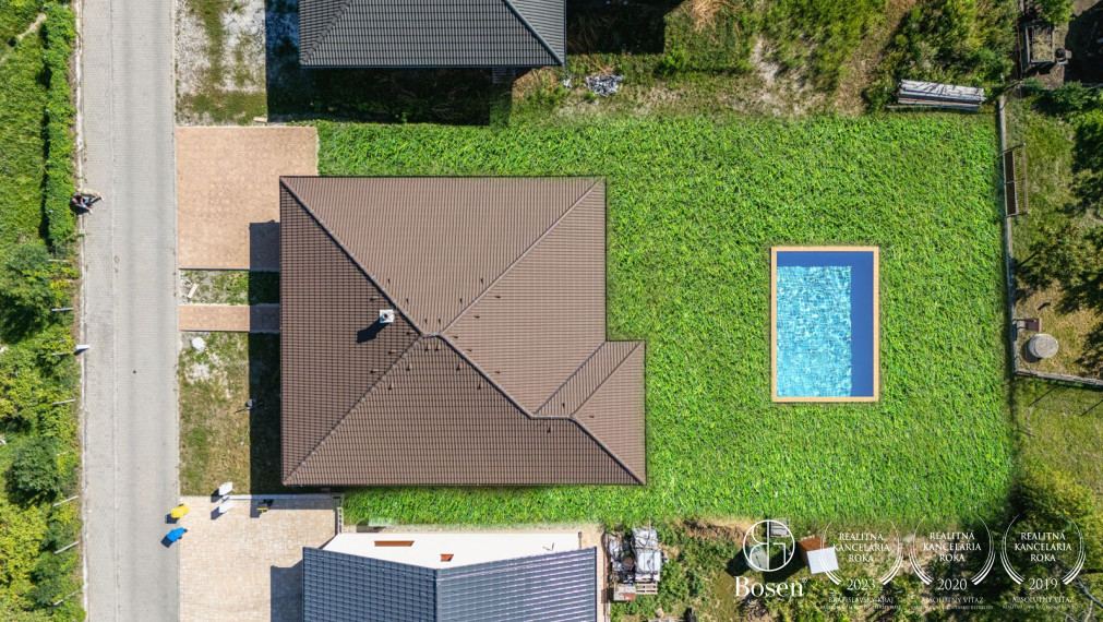 BOSEN |  Nadštandardný 4-izbový rodinný dom s garážou a terasou – Dojč