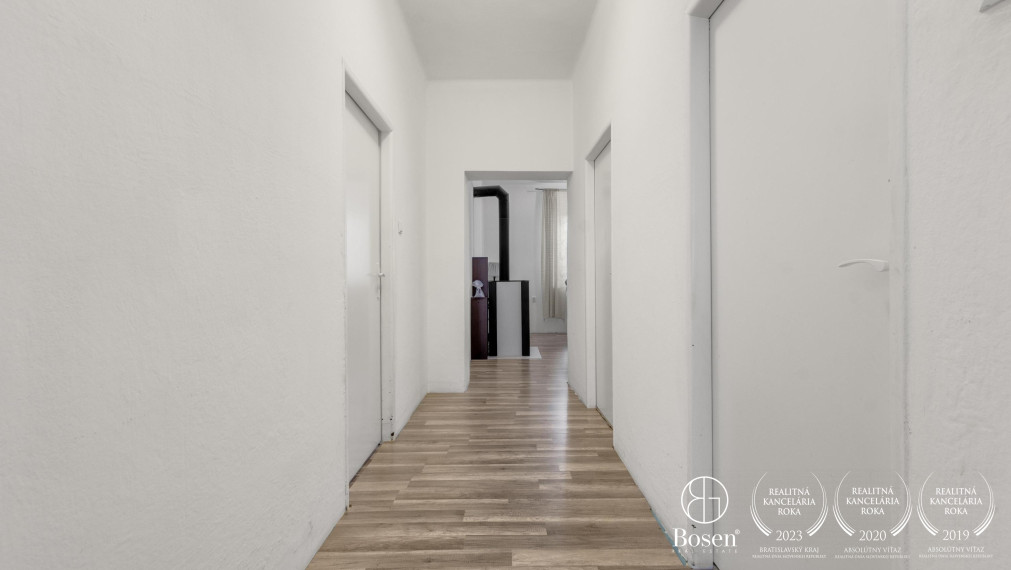 BOSEN | Na predaj 3 izbový rodinný dom s veľkorysým pozemkom v obci Studienka