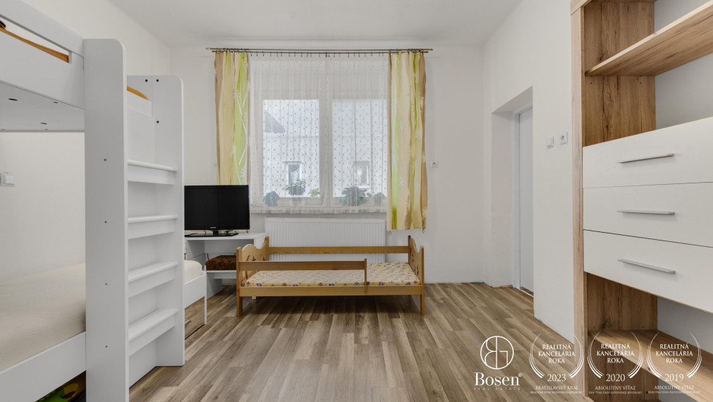 BOSEN | Na predaj 3 izbový rodinný dom s veľkorysým pozemkom v obci Studienka