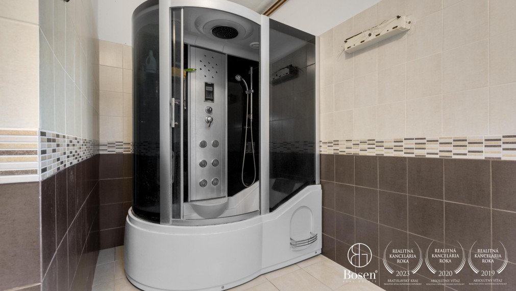 BOSEN | Na predaj 3 izbový rodinný dom s veľkorysým pozemkom v obci Studienka