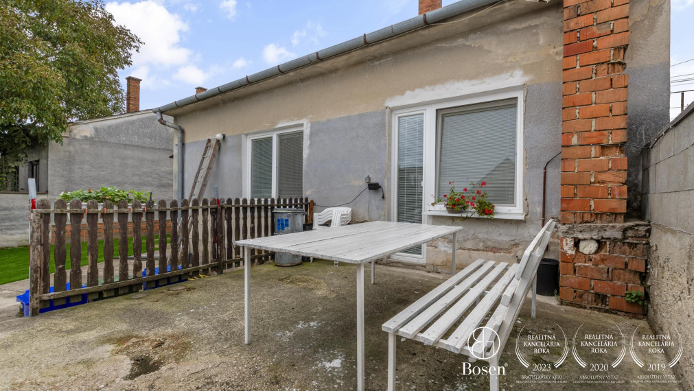 BOSEN | Na predaj 3 izbový rodinný dom s veľkorysým pozemkom v obci Studienka