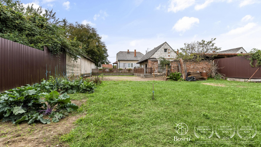 BOSEN | Na predaj 3 izbový rodinný dom s veľkorysým pozemkom v obci Studienka