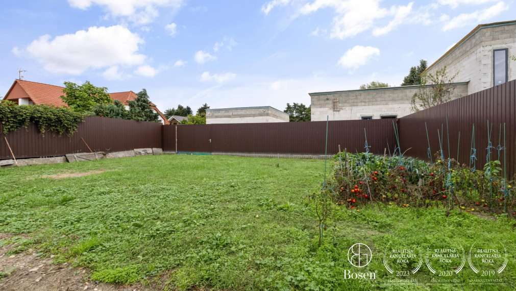 BOSEN | Na predaj 3 izbový rodinný dom s veľkorysým pozemkom v obci Studienka