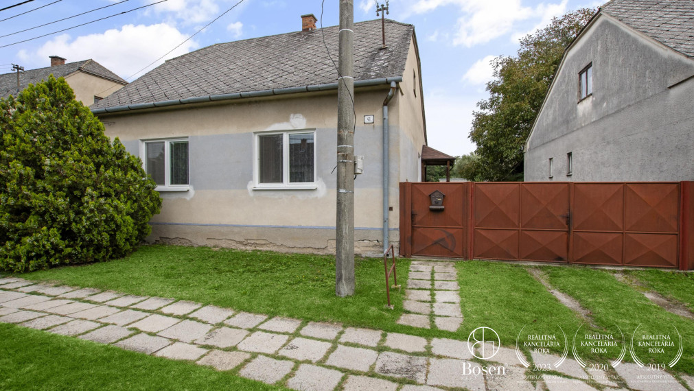 BOSEN | Na predaj 3 izbový rodinný dom s veľkorysým pozemkom v obci Studienka