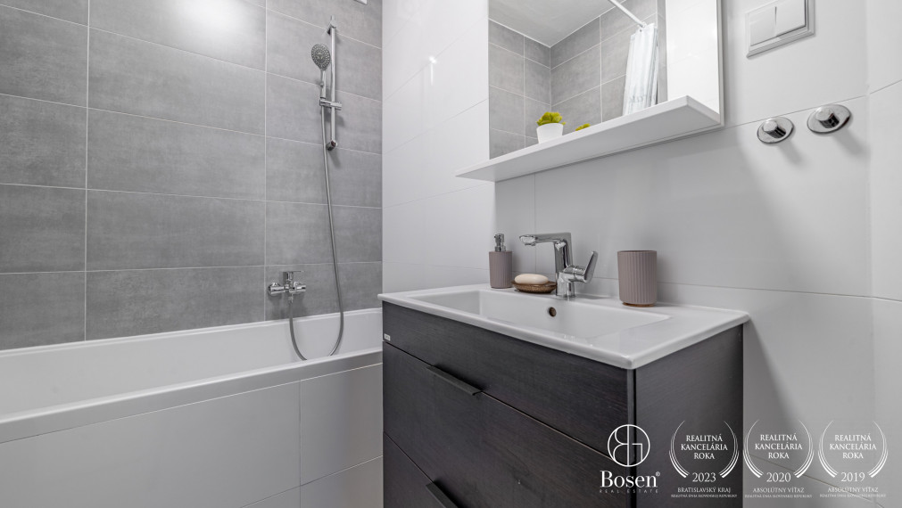 Na prenájom priestranný 3-izbový byt s balkónom v Ružinove – Exnárova ulica