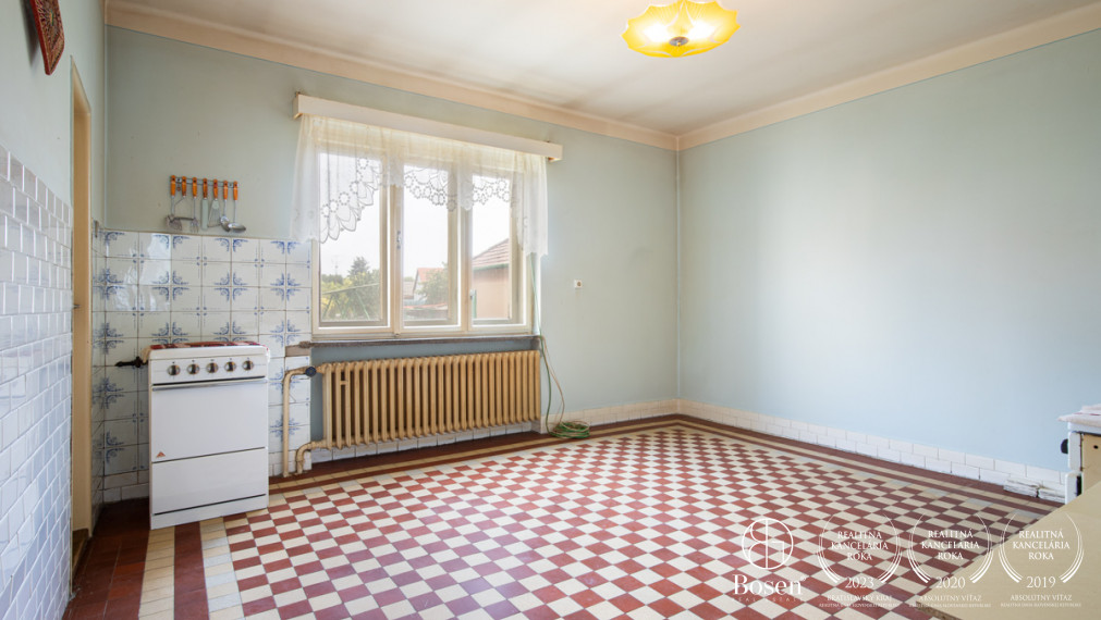 BOSEN | ZNÍŽENÁ CENA - Na predaj priestranný 4-izbový RD