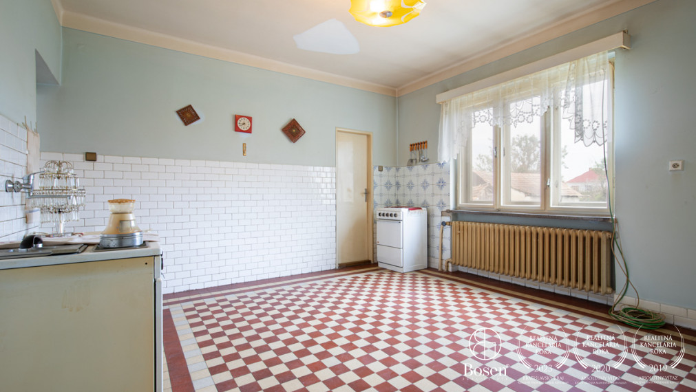 BOSEN | ZNÍŽENÁ CENA - Na predaj priestranný 4-izbový RD