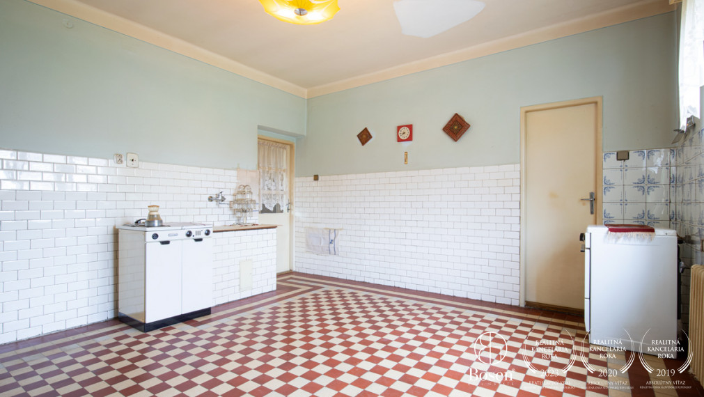 BOSEN | ZNÍŽENÁ CENA - Na predaj priestranný 4-izbový RD