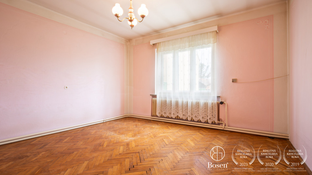 BOSEN | ZNÍŽENÁ CENA - Na predaj priestranný 4-izbový RD