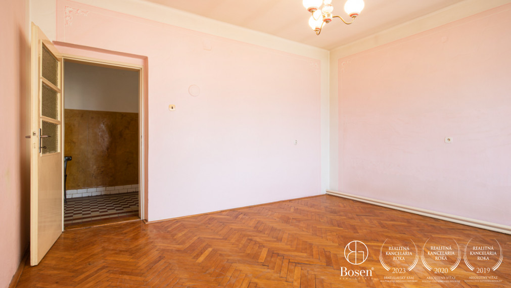 BOSEN | ZNÍŽENÁ CENA - Na predaj priestranný 4-izbový RD