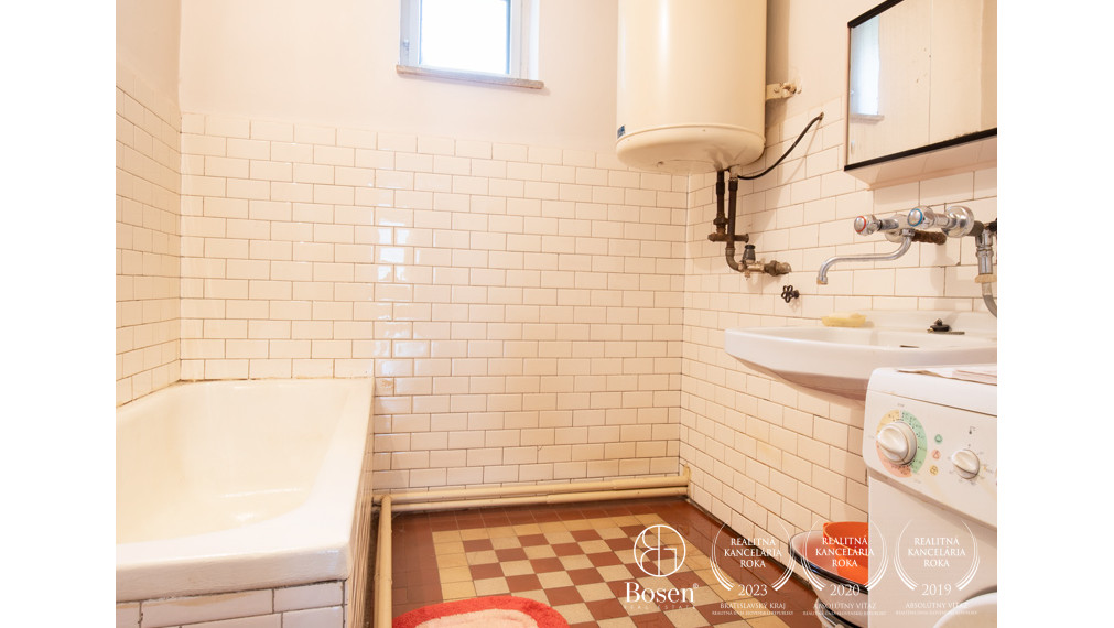 BOSEN | ZNÍŽENÁ CENA - Na predaj priestranný 4-izbový RD