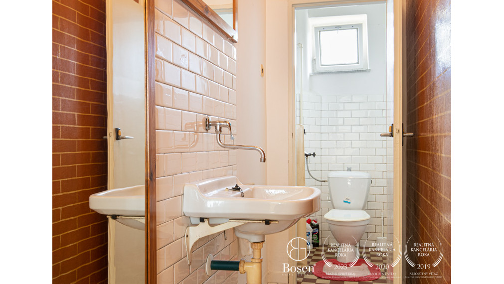 BOSEN | ZNÍŽENÁ CENA - Na predaj priestranný 4-izbový RD