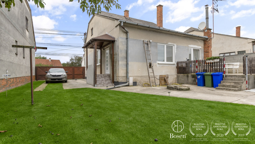 BOSEN | Na predaj 3 izbový rodinný dom s veľkorysým pozemkom v obci Studienka