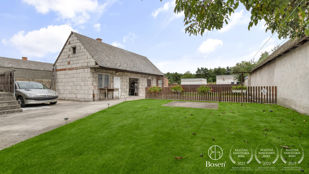 BOSEN | Na predaj 3 izbový rodinný dom s veľkorysým pozemkom v obci Studienka