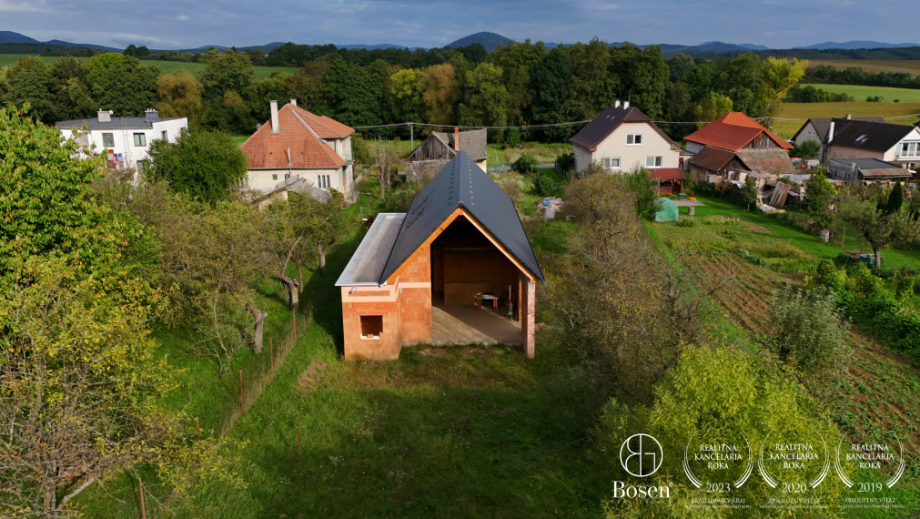 BOSEN | Na predaj rozostavaný dom s projektom, veľkou terasou a pozemkom 1875 m²