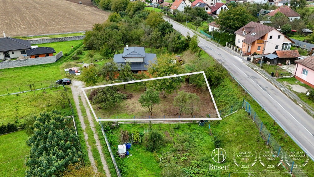 BOSEN | Na predaj stavebný pozemok 648 m² - Skalka nad Váhom