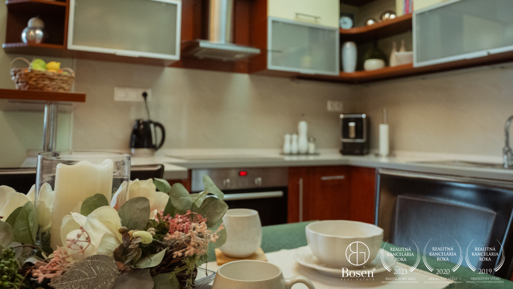 BOSEN | 4 izbový byt s krbom, centrum, zariadený, 152 m2.